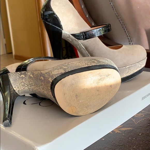 JS Pumps - Picture 4 of 8